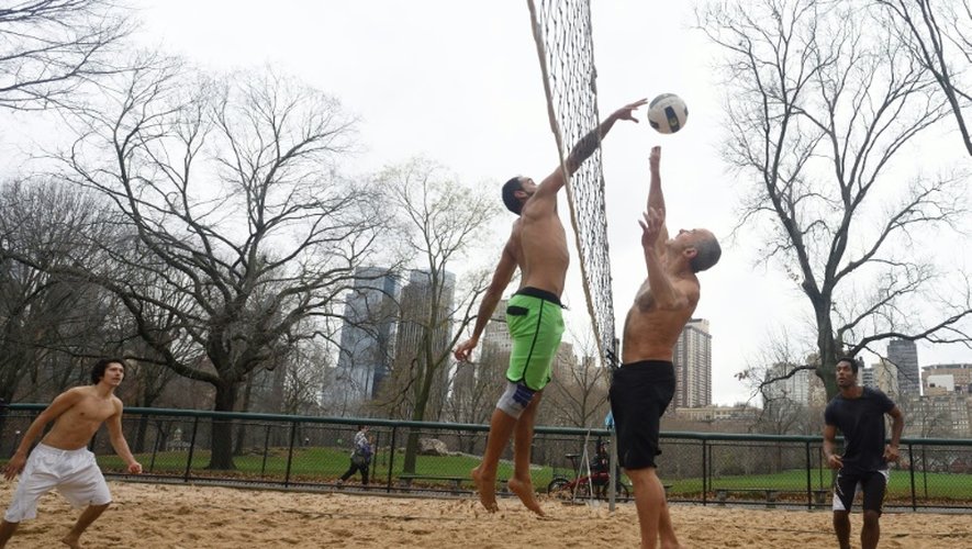 Des gens jouent au volleyball à Central Park, à New York le 24 décembre 2015