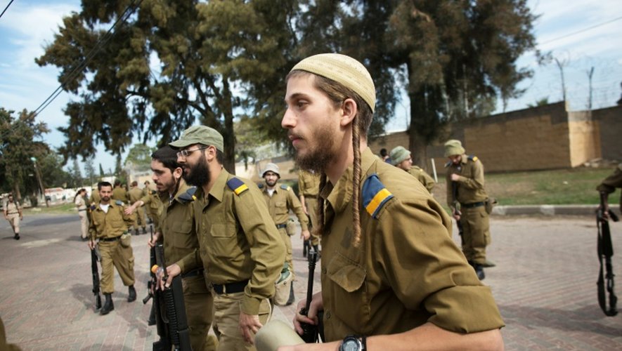 Des soldats juifs pratiquants participent à des exercices militaires dans une base militaire à Haïfa, le 26 novembre 2015
