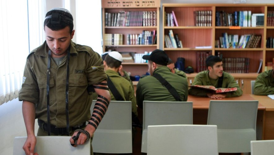 Un soldat juif pratiquant fait sa prière du matin dans une synagogue installée dans une base militaire dans le désert du Negev, le 21 décembre 2015