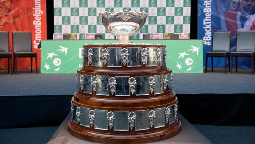 Le trophée de la Coupe Davis, exposé le 26 novembre 2015 à Gent, en Belgique