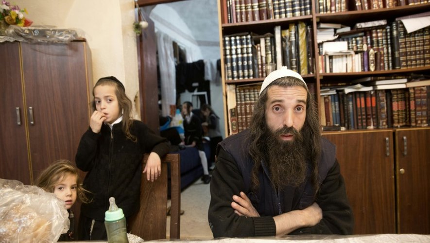 Yoeilish Krois, ultra-orthodoxe et anti-sioniste répond aux questions de l'AFP dans son appartemetn de Mea Sharim, le 10 décembre 2015