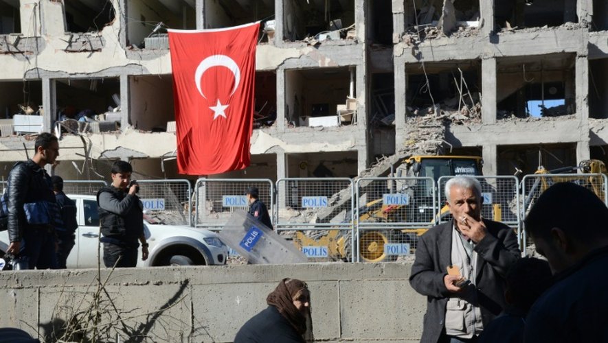 Destruction après un attentat à Diyarbakir, dans le sud-est de la Turquie, le 5 novembre 2016