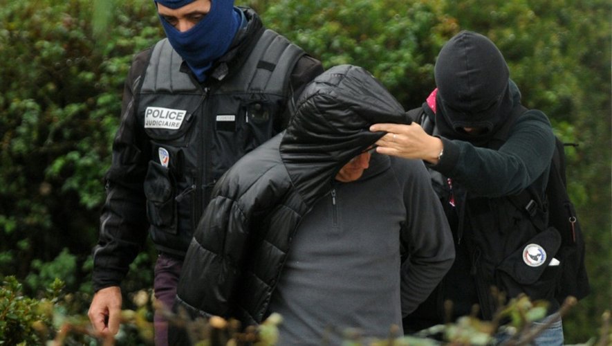 La police interpelle un basque qui a hébergé Mikel Irastorza, un des principaux chefs de l'organisation séparatiste basque espagnole ETA  à Ascain, en France, le 5 novembre 2016