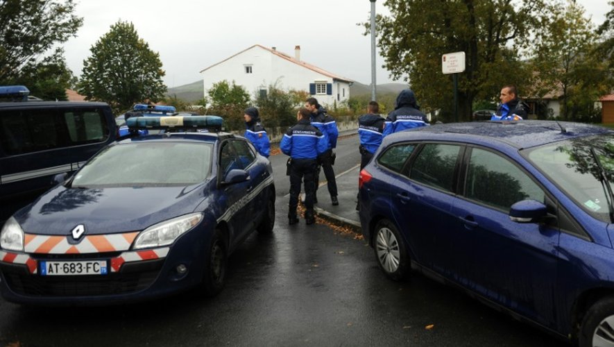 Des gendarmes français bloquent l'accès à la maison où a été arrêté Mikel Irastorza, un des principaux chefs de l'organisation séparatiste basque ETA, à Ascain, en France, le 5 novembre 2016