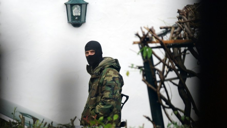 Un militaire français près de la maison où a été arrêté Mikel Irastorza, un des principaux chefs présumés de l'organisation séparatiste basque espagnole ETA, le 5 novembre 2016