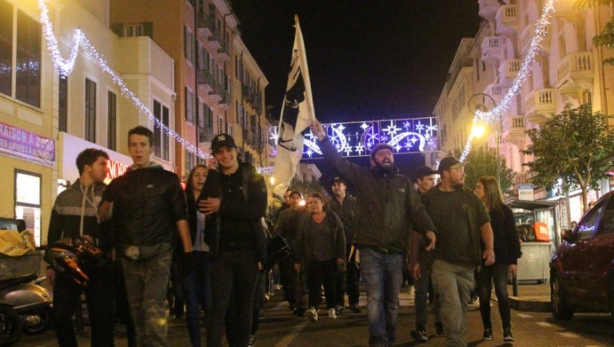 Des manifestants se dirigent vers la préfecture d'Ajaccio, le 26 décembre 2015