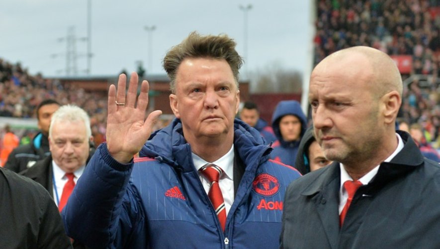 L'entraîneur de Manchester United Louis van Gaal (c) quitte le stade de Stoke City après la défaite de son équipe, le 26 décembre 2015