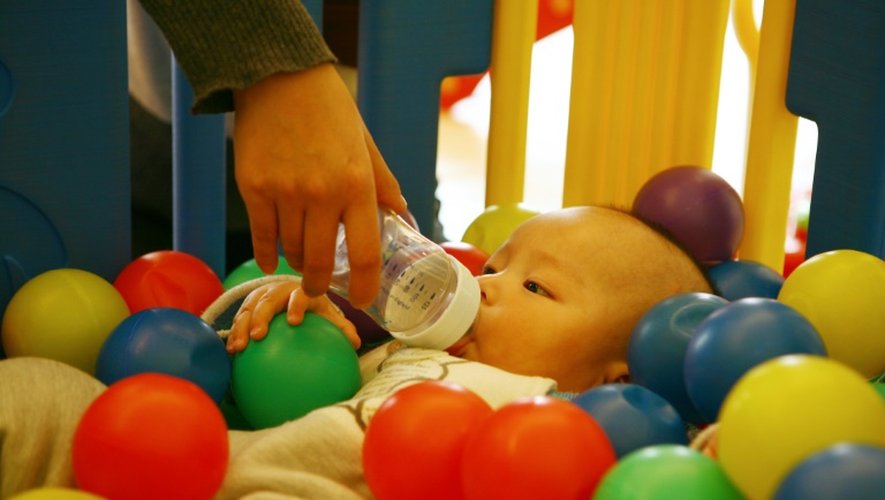 La Chine a officiellement mis fin dimanche à la politique de l'enfant unique avec la promulgation de la loi autorisant tous les couples à avoir un deuxième enfant