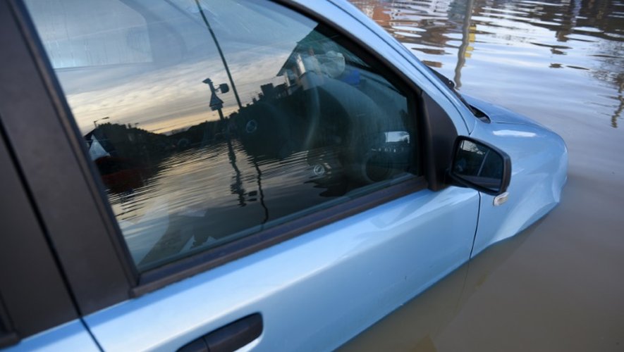 Un véhicule inondé à York (nord de l'Angleterre), le 27 décembre 2015