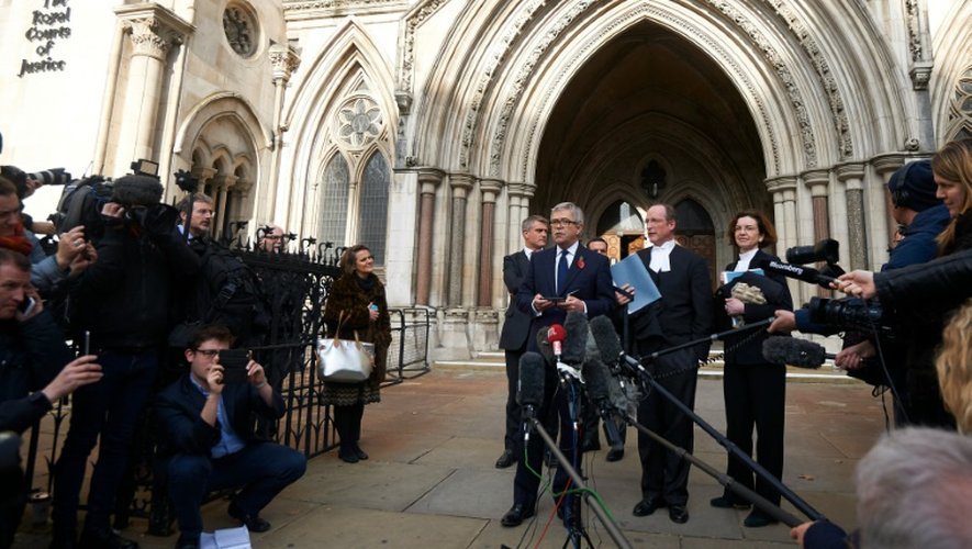 Des avocats annoncent devant la Haute Cour de Londres la décision des juges d'accorder au Parlement un droit de vote sur le Brexit, le 3 novembre 2016