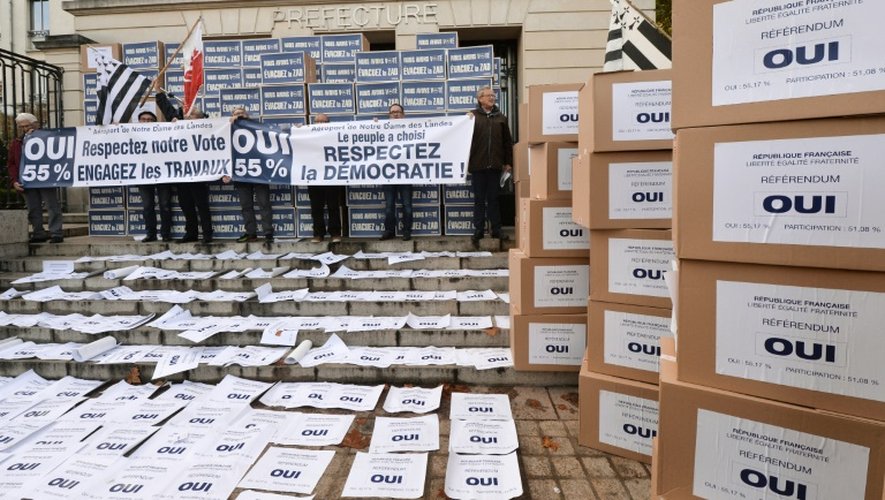L'association "Des ailes pour l'ouest", favorable à l'aéroport Notre-Dame des Landes, construit un mur avec des cartons censés contenir les 270.000 votes "oui" obtenus lors du référendum de juin, devant la préfecture de Nantes le 5 novembre 2016