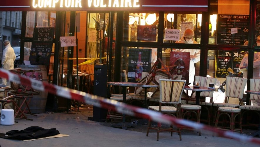 La police scientifique dans le café Comptoir Voltaire à Paris le 14 novembre 2015 après les attentats