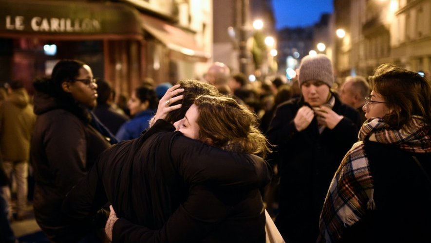 Retrouvailles devant le café Le Carillon à Paris, le 14 novembre 2015 après les attentats