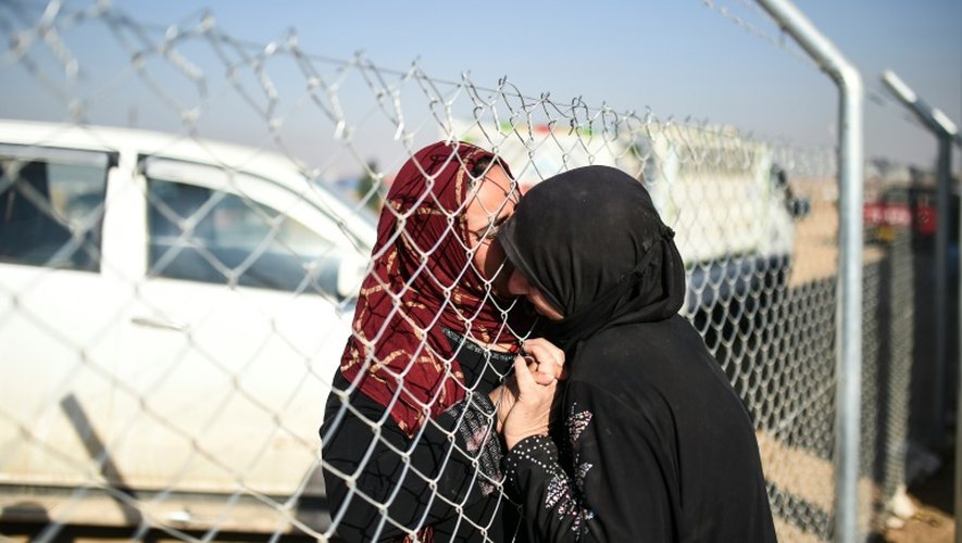 Retrouvailles de femmes irakiennes dans un camp de réfugiés à Khazir, en Irak, le 5 novembre 2016
