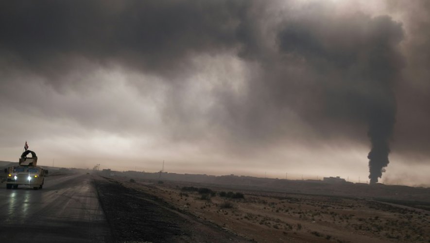Un véhicile militaire des forces irakienne sur la route de Qayyarah, au sud de Mossoul, le 4 octobre 2016