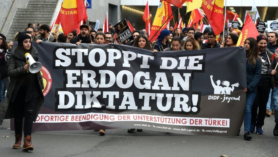 Des manifestants brandissent une bannière réclamant "la fin de la dictature de Erdogan" lors d'un rassemblement à Cologne, le 5 novembre 2016