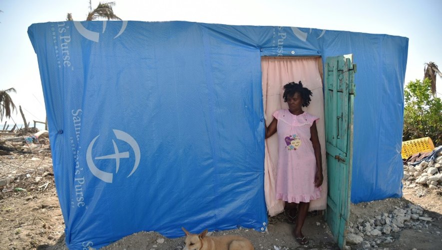 Une habitante devant son abri de fortune un mois après le passage de l'ouragan Matthew à Coteaux (sud-ouest de Haïti), le 4 novembre 2016