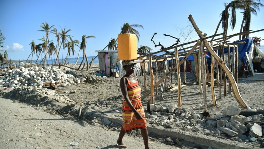 Une habitante, dont la maison a été détruite après le passage de l'ouragan Matthew, à Coteaux (sud-ouest de Haïti), le 4 novembre 2016