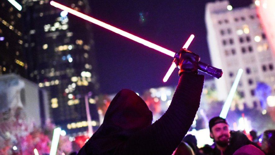 Un fan de Star Wars brandit son sabre laser lors d'un concours de sabre laser dans le centre ville de Los Angeles en Californie, le 18 décembre 2015