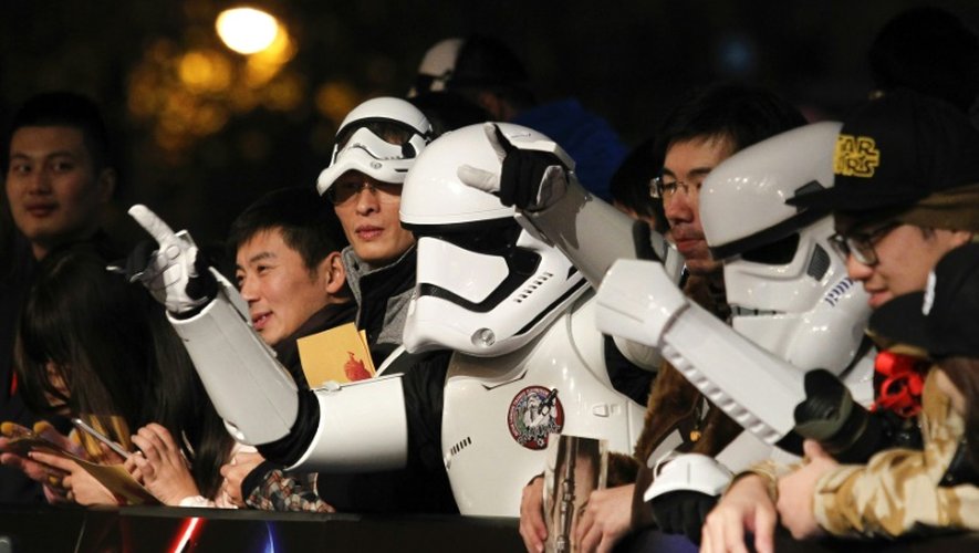 Des personnes déguisées en Stormtroppers à l'avant-première du film "Star Wars: le réveil de la Force", le 27 décembre 2015 à Shangaï