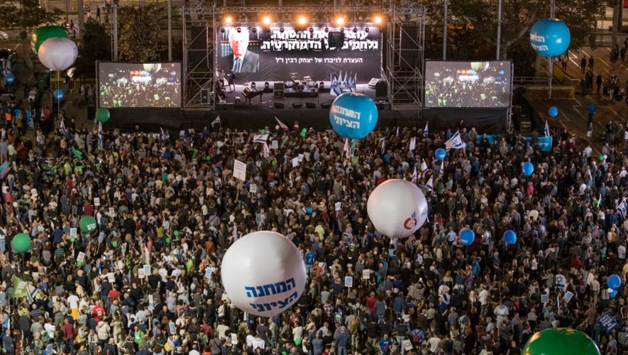 Des dizaines de milliers de personnes participent à Tel-Aviv au grand rassemblement annuel pour la paix organisé à l'occasion de l'anniversaire de l’assassinat de l'ex-Premier ministre israélien Yitzhak Rabin, le 5 novembre 2016