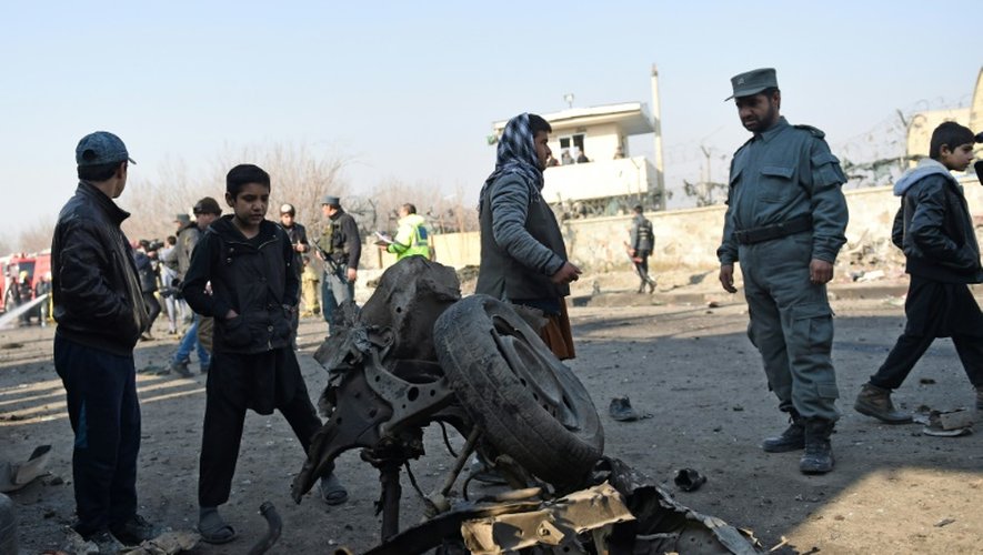 Policiers afghans sur le lieu d'un attentat suicide le 28 décembre 2015 à Kaboul