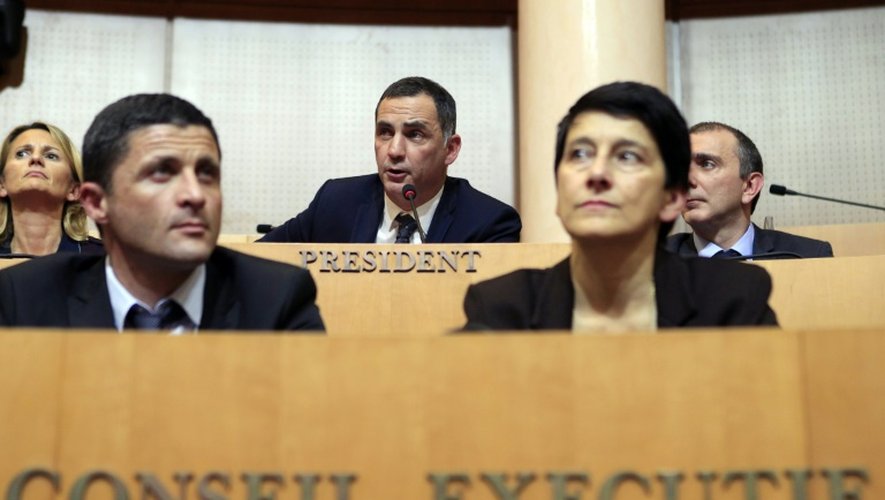 Gilles Simeoni (C) lors de son élection à la présidence de l'exécutif corse le 17 décembre 2015 à Ajaccio