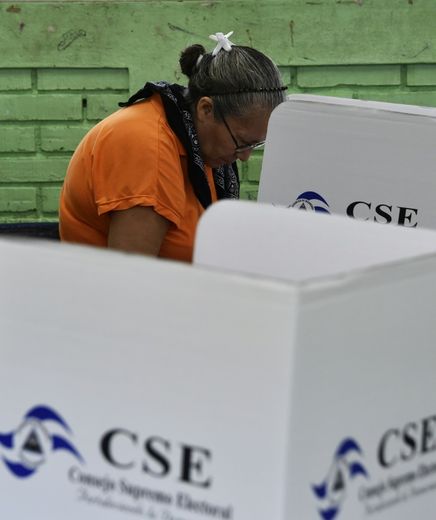 Une femme vote lors de la présidentielle au Nicaragua, le 6 novemvre 2016 à Managua