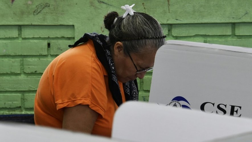 Une femme vote lors de la présidentielle au Nicaragua, le 6 novemvre 2016 à Managua