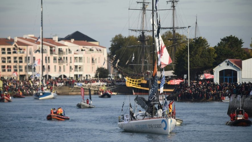 Le skipper espagnol Didac Costa ("One Planet One Ocean") quitte le ponton des Sables-d'Olonne pour prendre le départ du Vendée Globe, le 6 novembre 2016
