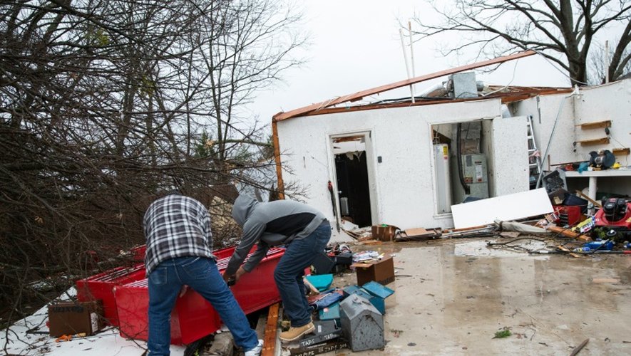 Des habitants au milieu des ruines de leurs maisons détruites le 27 décembre 2015 à Rowlett au Texas
