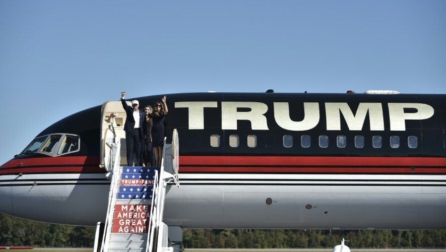 Donald Trump et sa femme Melania saluent lors de leur arrivée à l'aéroport de  Wilmington, le 5 novembre 2016