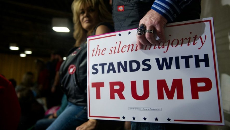 Affiche soutenant Donald Trump, lors d'un meeting de campagne du candidat républicain, le 5 novembre 2016 à Denver