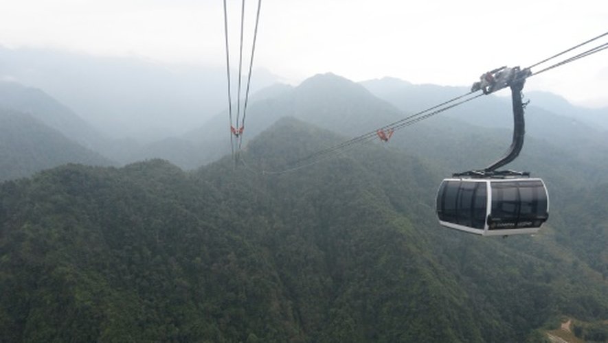 Vue sur le téléphérique dans le mont Fansipan, au Vietnam, le 1er octobre 2016