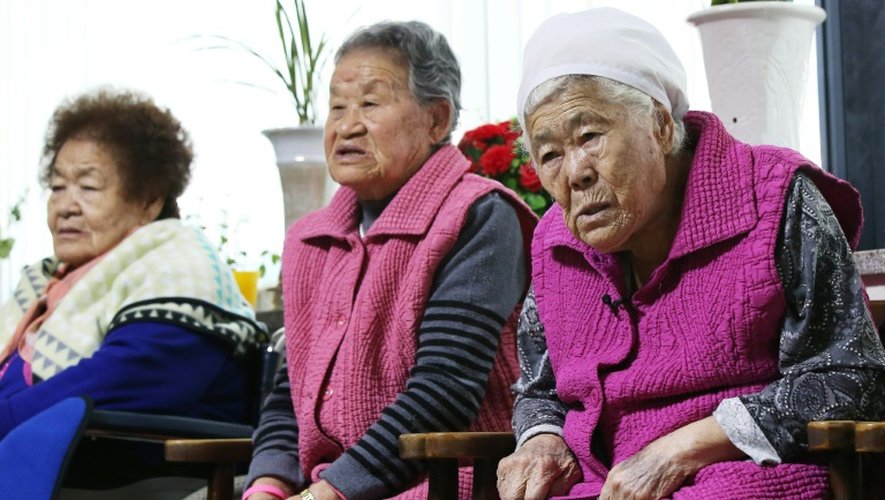 Des vieilles femmes sud-coréennes suivent le 28 décembre 2015 à Gwangju la conférence de presse des ministres japonais et sud-coréen des Affaires étrangères