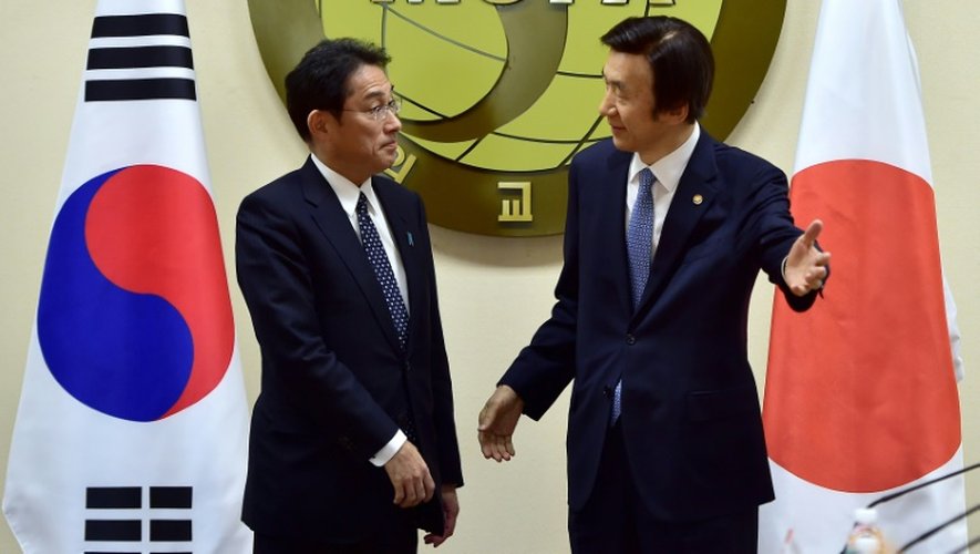 Les ministres japonais Fumio Kishida et sud-coréen des Affaires étrangères le 28 décembre 2015 à Séoul