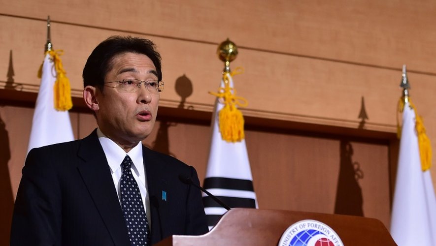 Le ministre  japonais des Affaires étrangères Fumio Kishida le 28 décembre 2015 à Séoul