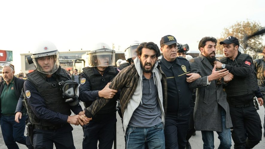 Des policiers anti-émeutes arrêtent des manifestants pendant un rassemblement contre l'arrestation de neuf députés kurdes à Istanbul, le novembre 2016