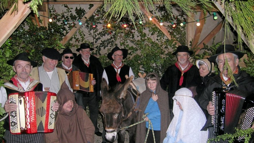 Les membres de Lo Bourreïo d’Olt réunis dans la crèche, autour de l’enfant Jésus.