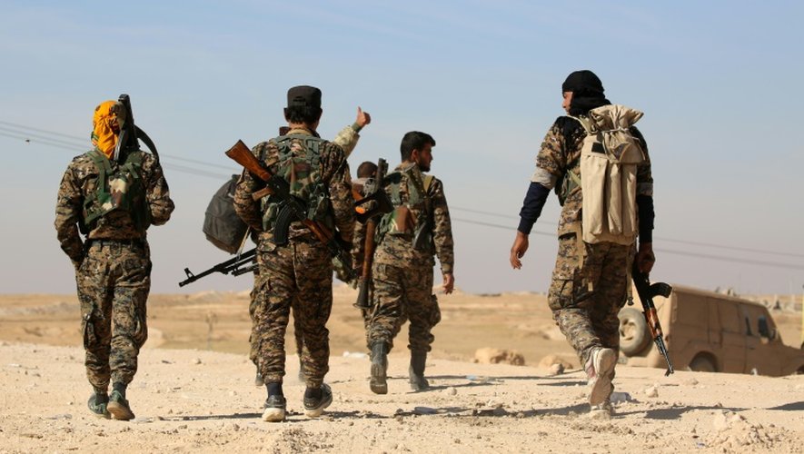 Des combattants des Forces démocratiques syriennes près de la ville d'Ain Issa, à 50 kilomètres au nord de Raqa, le 7 novembre 2016