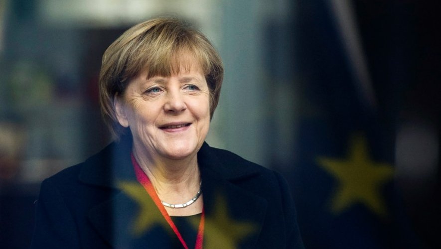 La chancellière Angela Merkel sourit face au reflet du drapeau européen le 13 novembre 2015 à Berlin