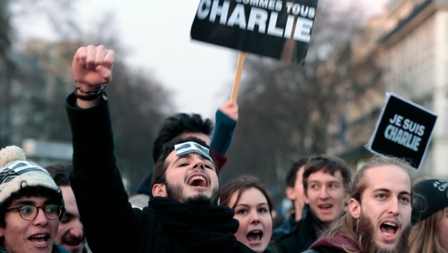 Des personnes brandissent des panneaux "Je suis Charlie" à la Marche Républicaine du 11 janvier 2015 à Paris