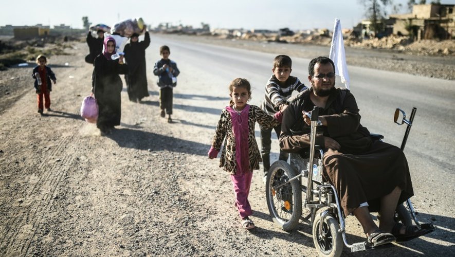Des familles irakiennes fuient les combats à Mossoul le 4 novembre 2016 et sont dirigés dans un camp près du village de Gogjali
