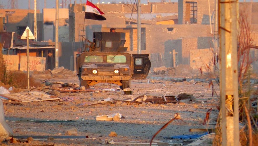 Des tanks des forces irakiennes contrôlent les environs de Ramadi le 27 décembre 2015