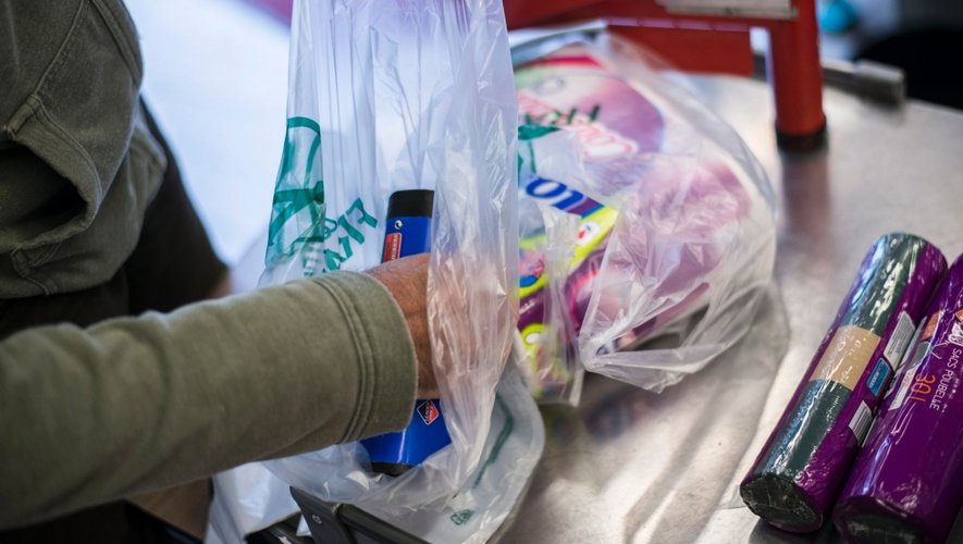 Les sacs plastiques en caisse ne seront pas interdits avant fin mars