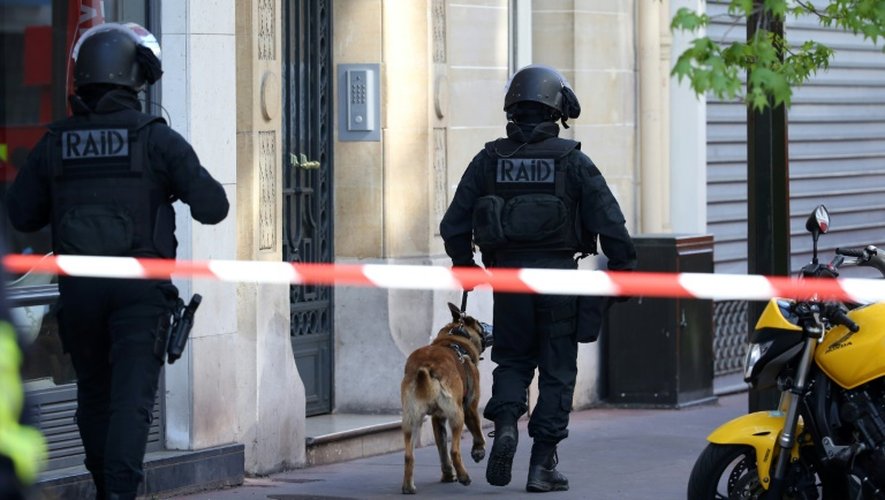 Un chien d'assaut des policiers d'élite du Raid, lors d'une opération le 16 avril 2014 à Levallois-Perret, près de Paris
