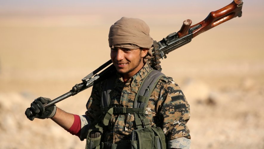 Un membre des Forces Démocratiques syrienne près de Ain Issa (50 km au nord de la ville syrienne de Raqa), le 6 novembre 2016