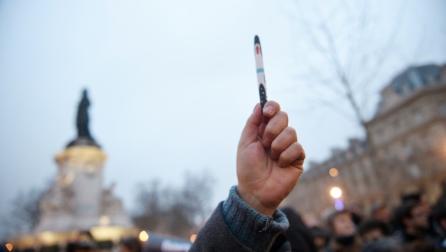 Un stylo brandi par un manifestant le 7 janvier 2015 place de la République quelques heures après l'assassinat des journalistes de Charlie Hebdo