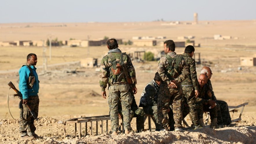 Des membres des Forces Démocratiques syrienne près de Ain Issa (50 km au nord de la ville syrienne de Raqa), le 6 novembre 2016