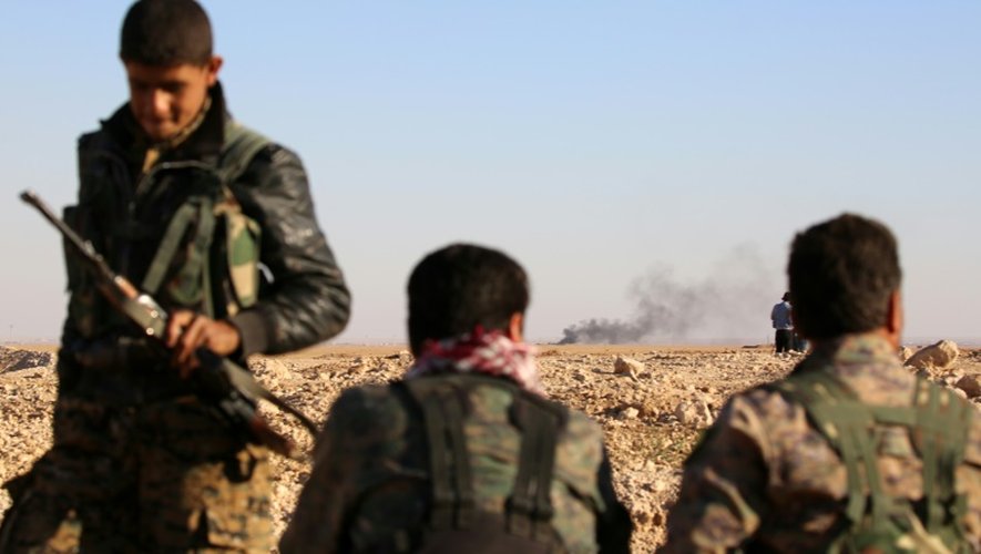 Des membres des Forces Démocratiques syrienne près de Ain Issa (50 km au nord de la ville syrienne de Raqa), le 6 novembre 2016
